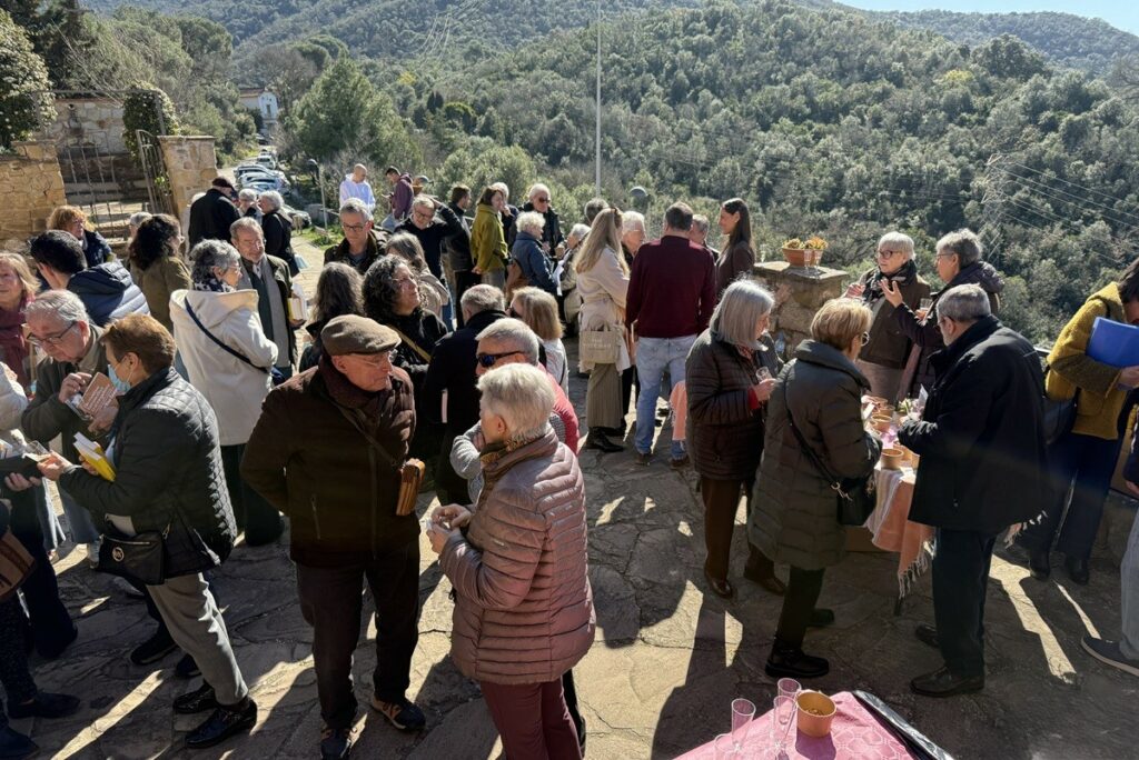 Amics i família reunits recordant Josep Rius-Camps
